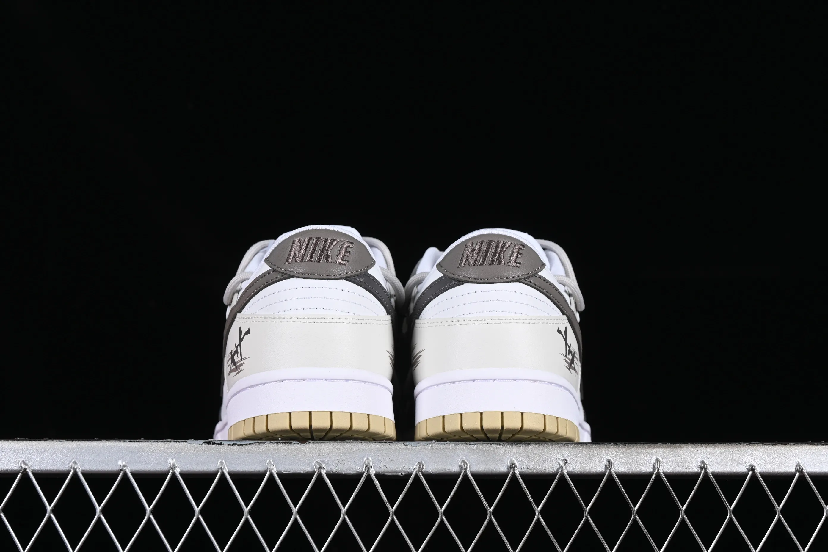 All Categories Nk SB Dunk Series Nk SB Dunk Low Low-top sneakers Nk Dunk Low "Team Gold" Official custom-cracked SB strap low-top casual sneakers DV0833-100